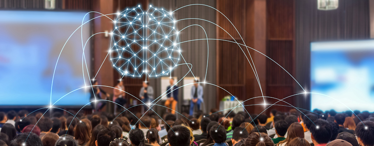 Brainstorming, Rückansicht von Publikum und Redner auf der Bühne im Konferenzsaal, Wirtschaft und Bildung